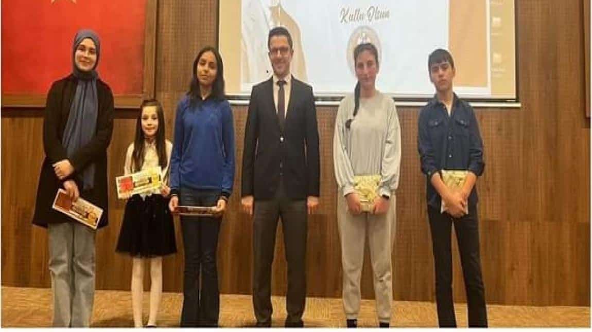 İstiklal Marşımızı Ezbere Güzel Okuma Yarışmasında İlçe 3. sü Olan Öğrencimiz Ödülünü Aldı.